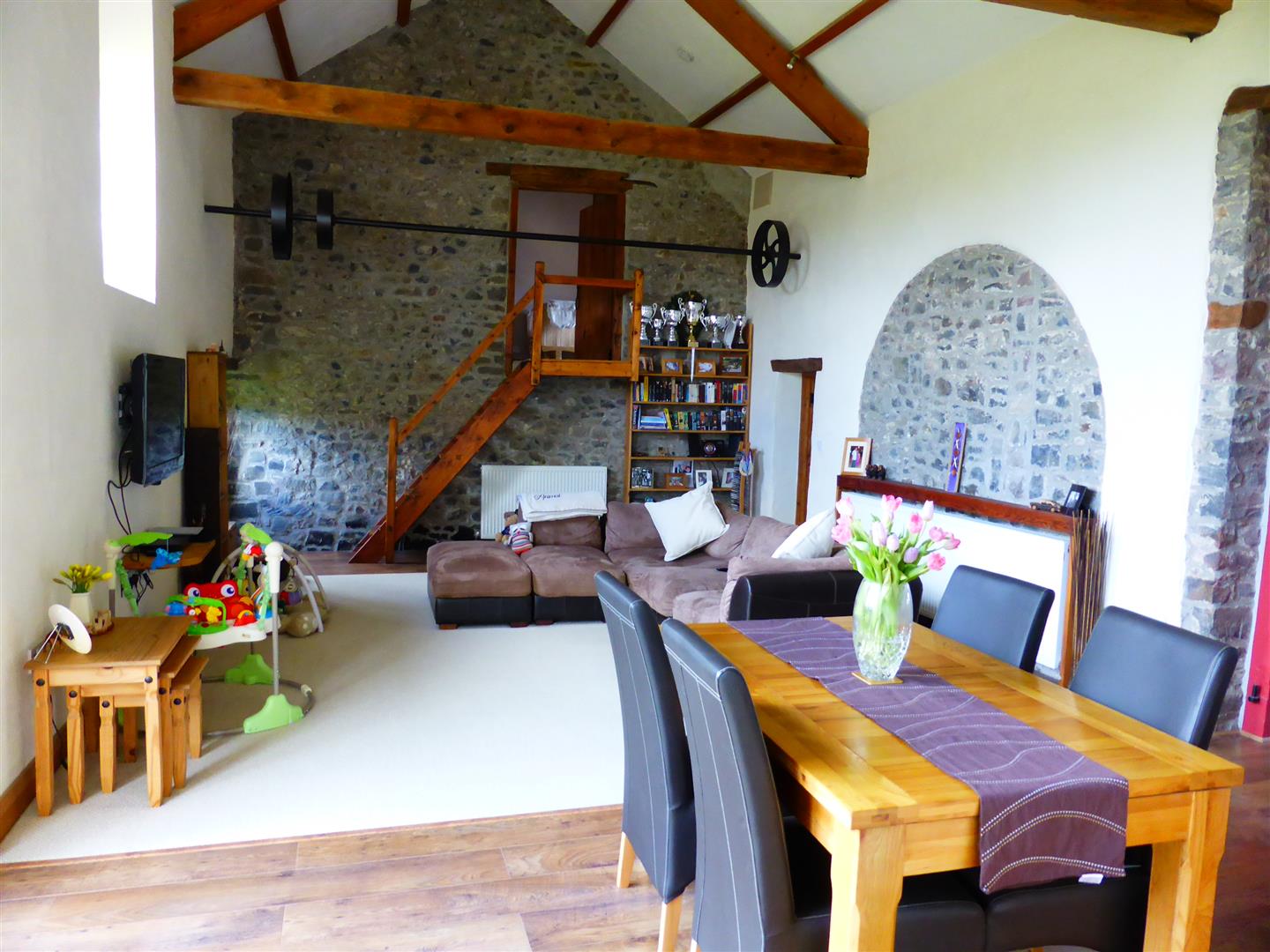 LOUNGE/DINING ROOM